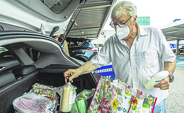 Javier Ceballos tras hacer la compra y sustituir algunos alimentos para evitar la subida de los precios. 