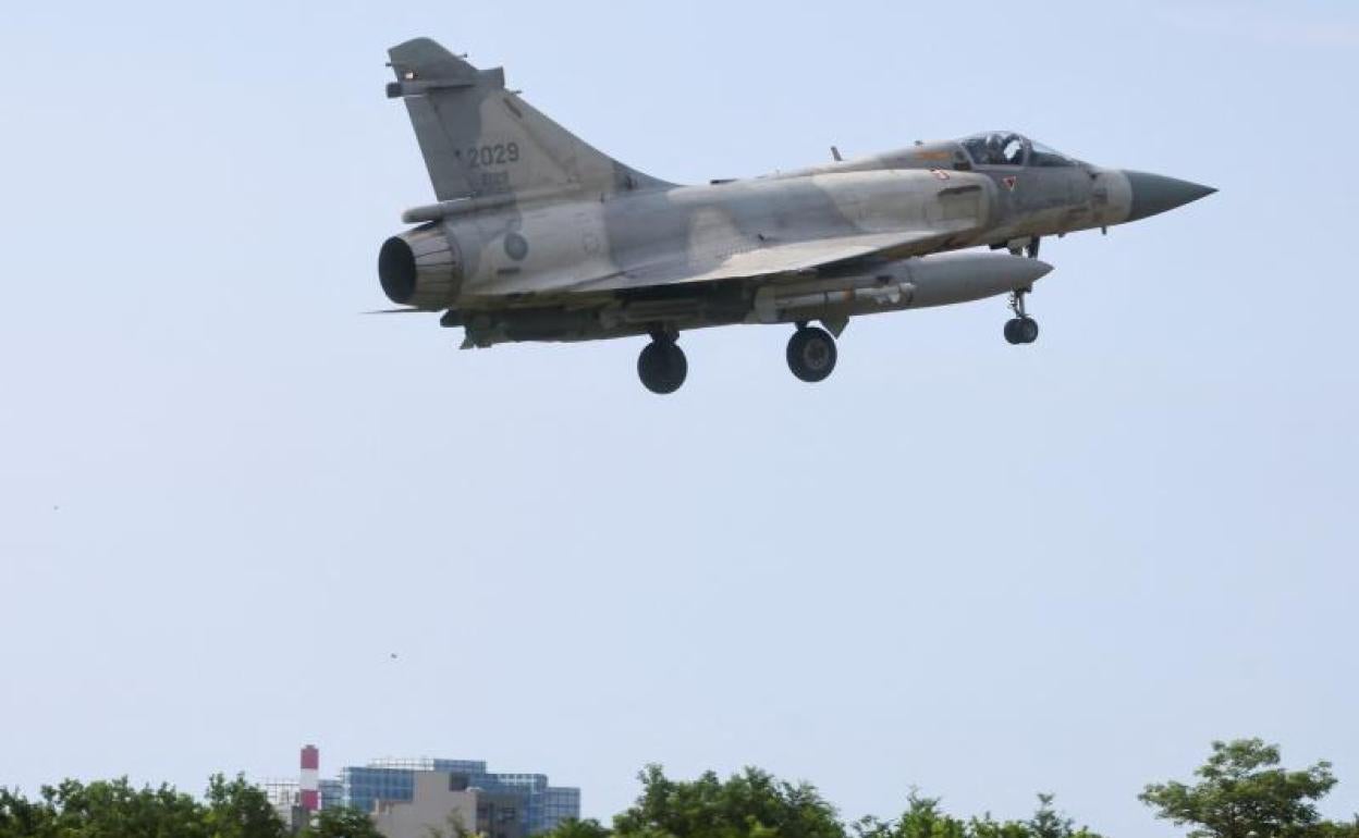 Un avión Mirage 2000-5 de la Fuerza Aérea de Taiwán aterriza en la base aérea de Hsinchu. 