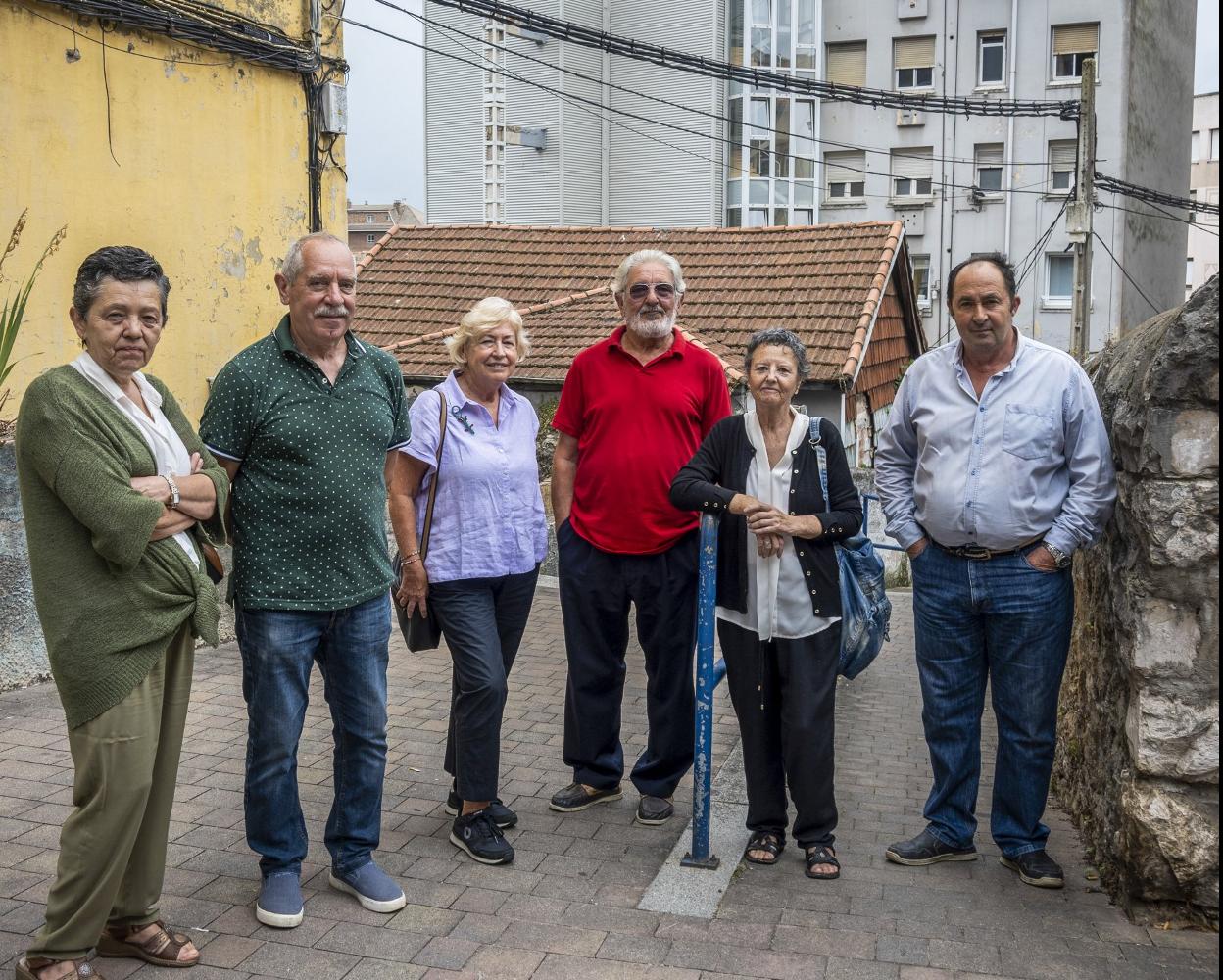 Ana María López, Benjamín Gándara, Carolina Sánchez, José Andrés Oñate, María del Mar López y Marcelino Sánchez delante del edificio. 