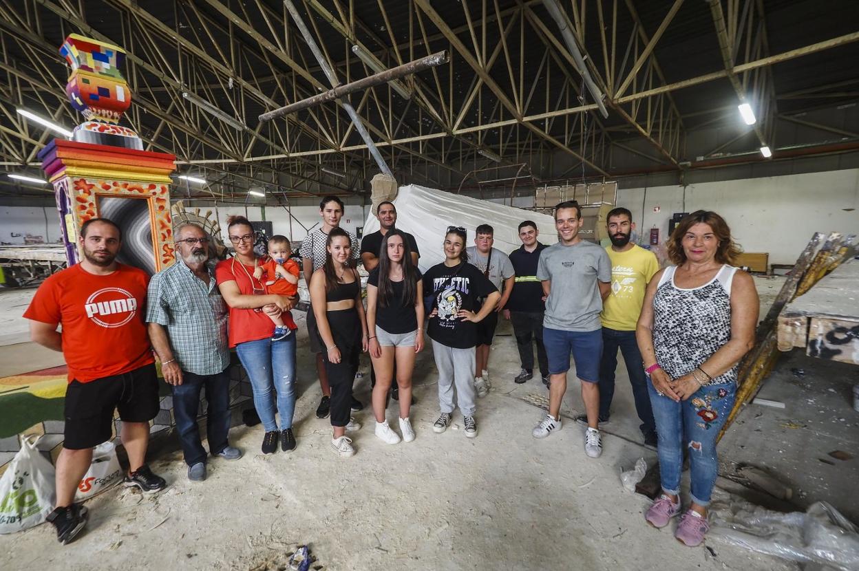 Integrantes de la peña Enlokeci2 y de los veteranos de Detroit esta semana comenzando los trabajos de las carrozas para mantener viva la tradición. 