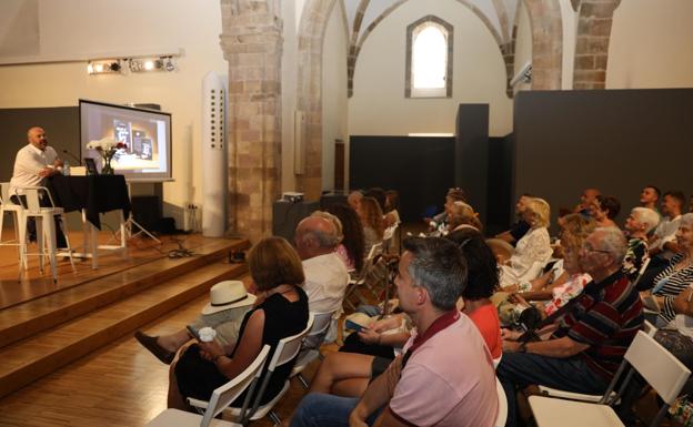 Imagen principal - Varios momentos durante la presentación de la novela. 