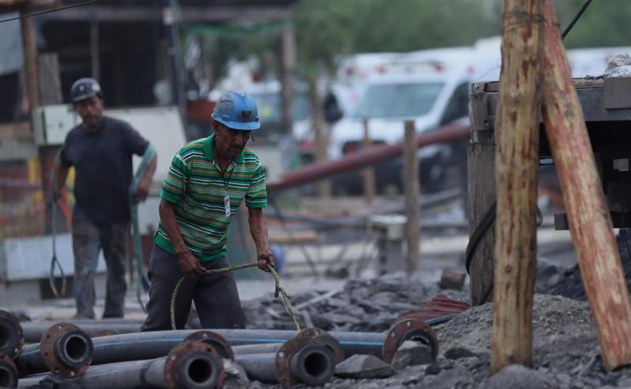 Operarios trabajan en el rescate en la mina de Coahuila. 