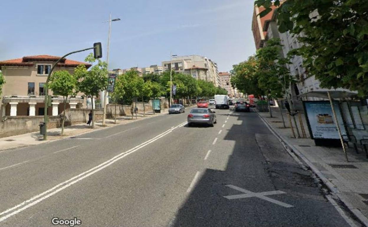 Parada del autobús que hay frente a la entrada de Urgencias de Valdecilla por la calle Jerónimo Sainz de la Maza y lugar en el que se produjo la agresión