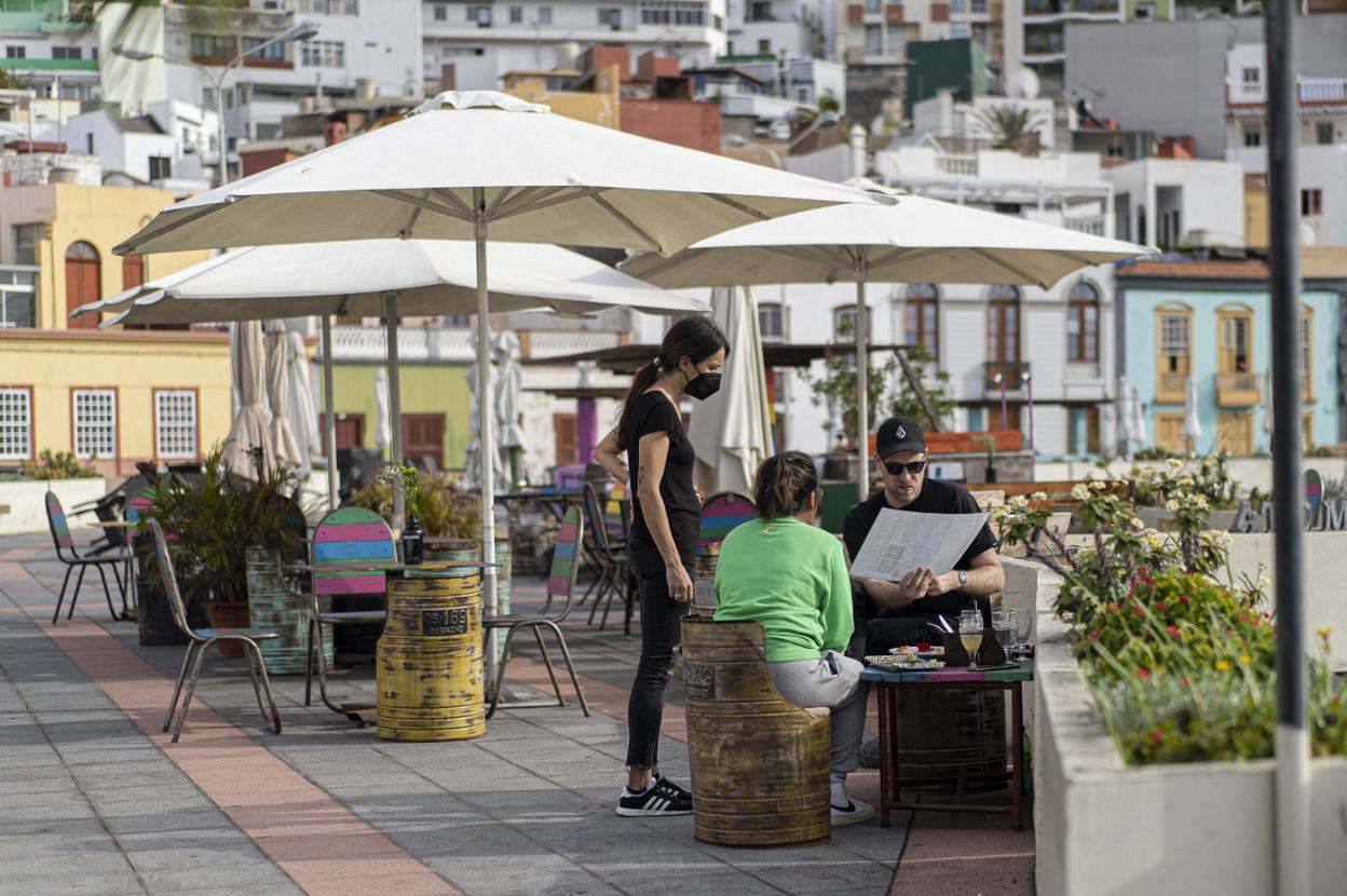 Los más jóvenes tienen salarios más bajos en la región. 