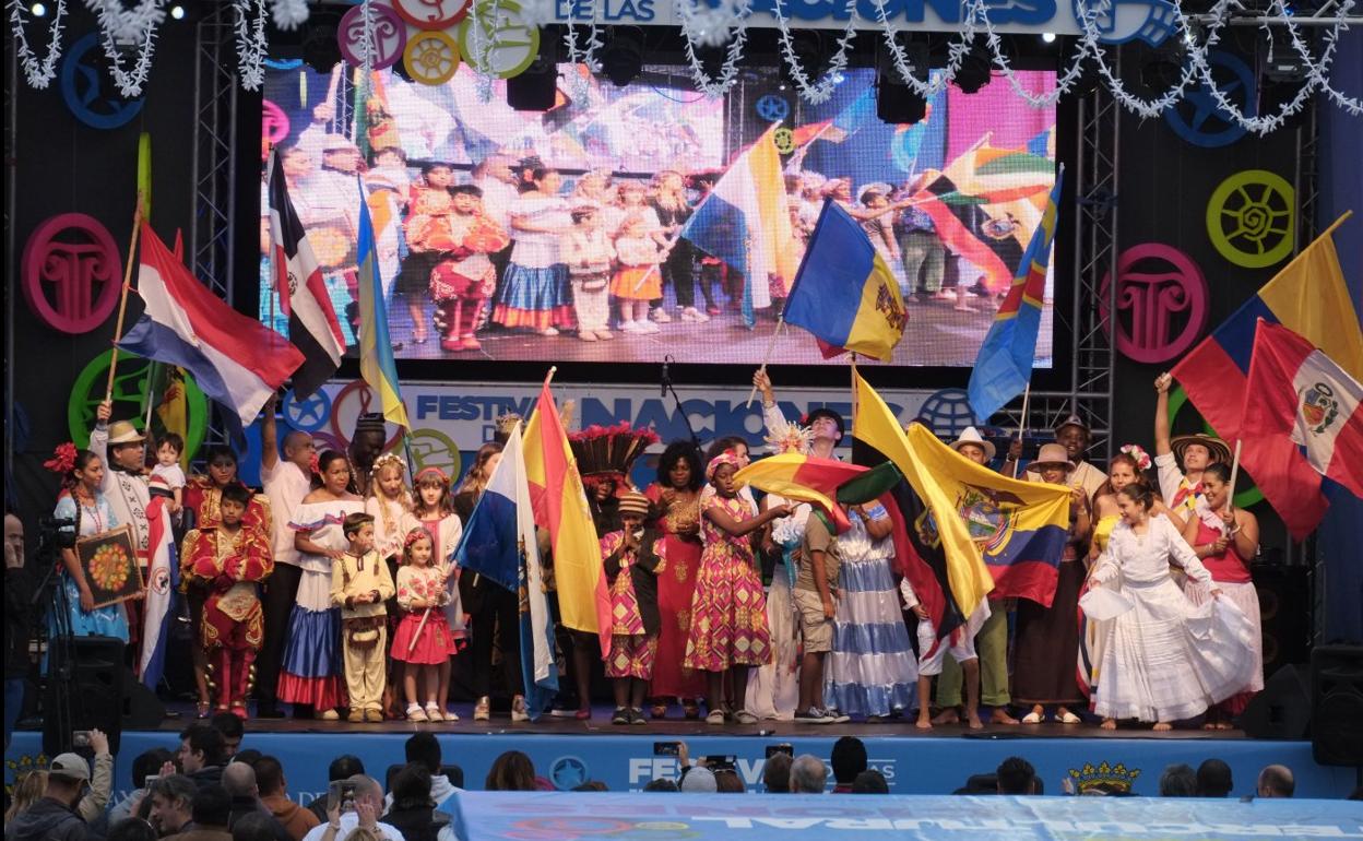 Las asociaciones participantes en el Festival Intercultural de las Naciones llenan el escenario durante el evento celebrado en 2017. 