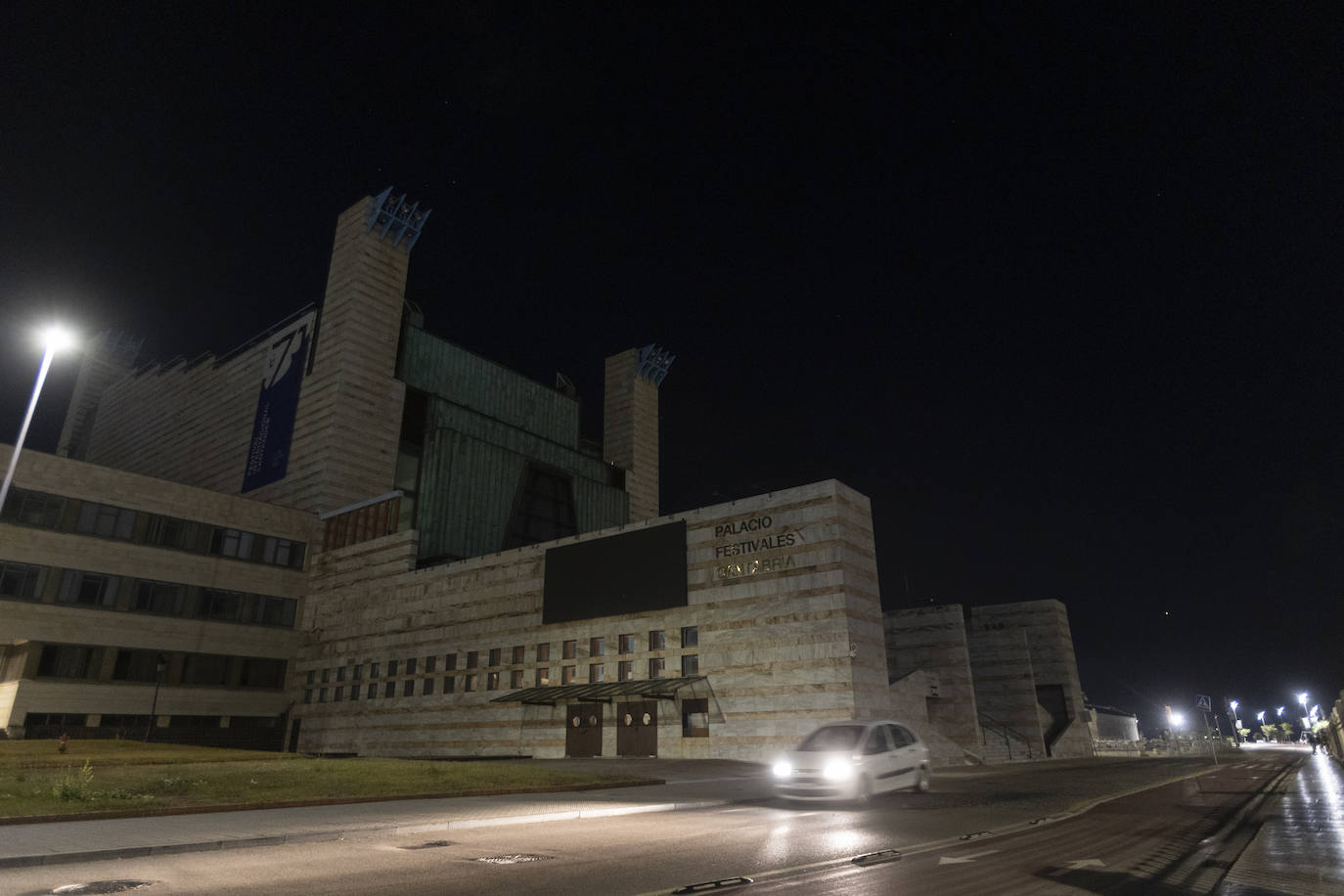 Fotos: Edificios emblemáticos de Santander, tras la entrada en vigor del Plan de Ahorro Energético