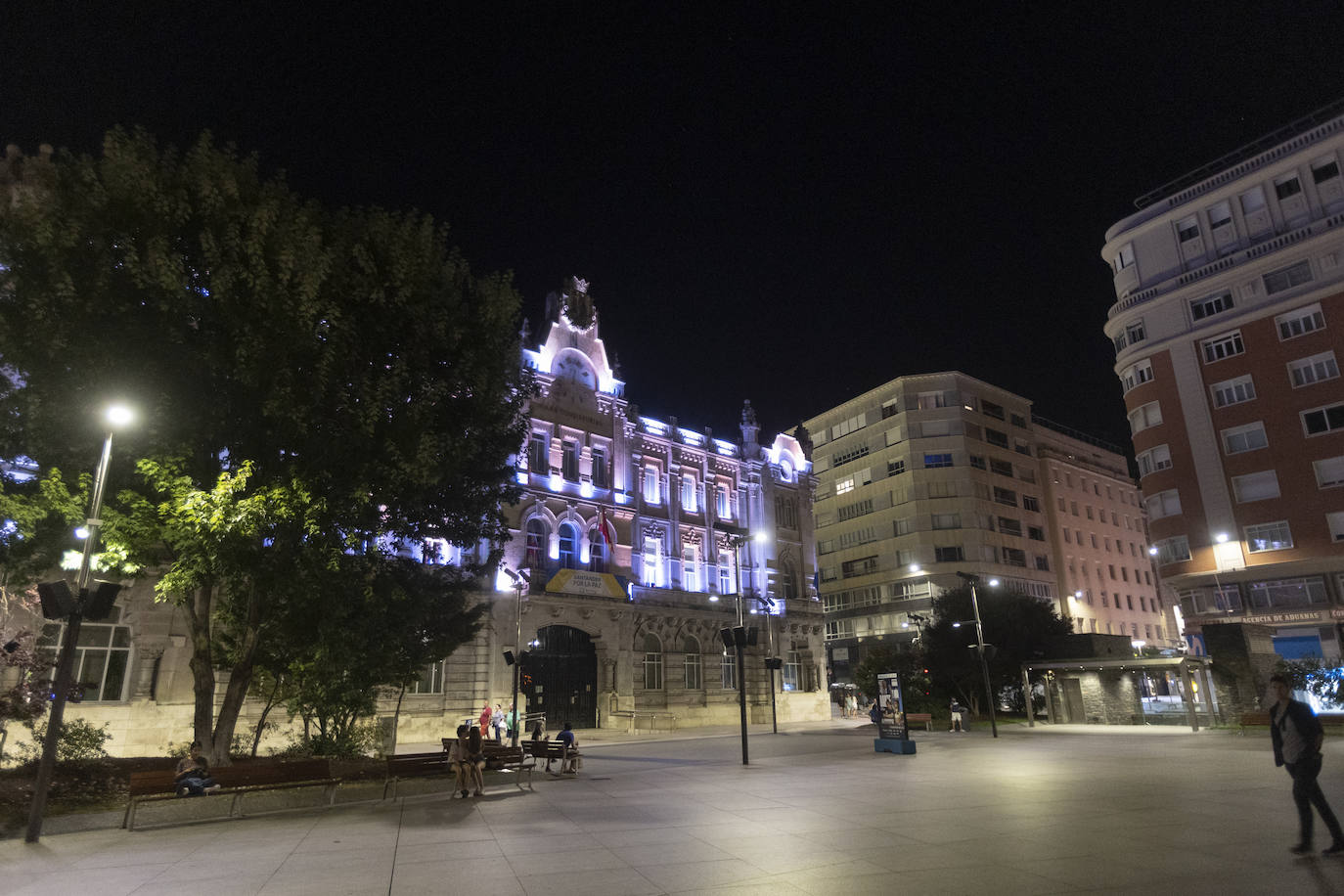 Fotos: Edificios emblemáticos de Santander, tras la entrada en vigor del Plan de Ahorro Energético