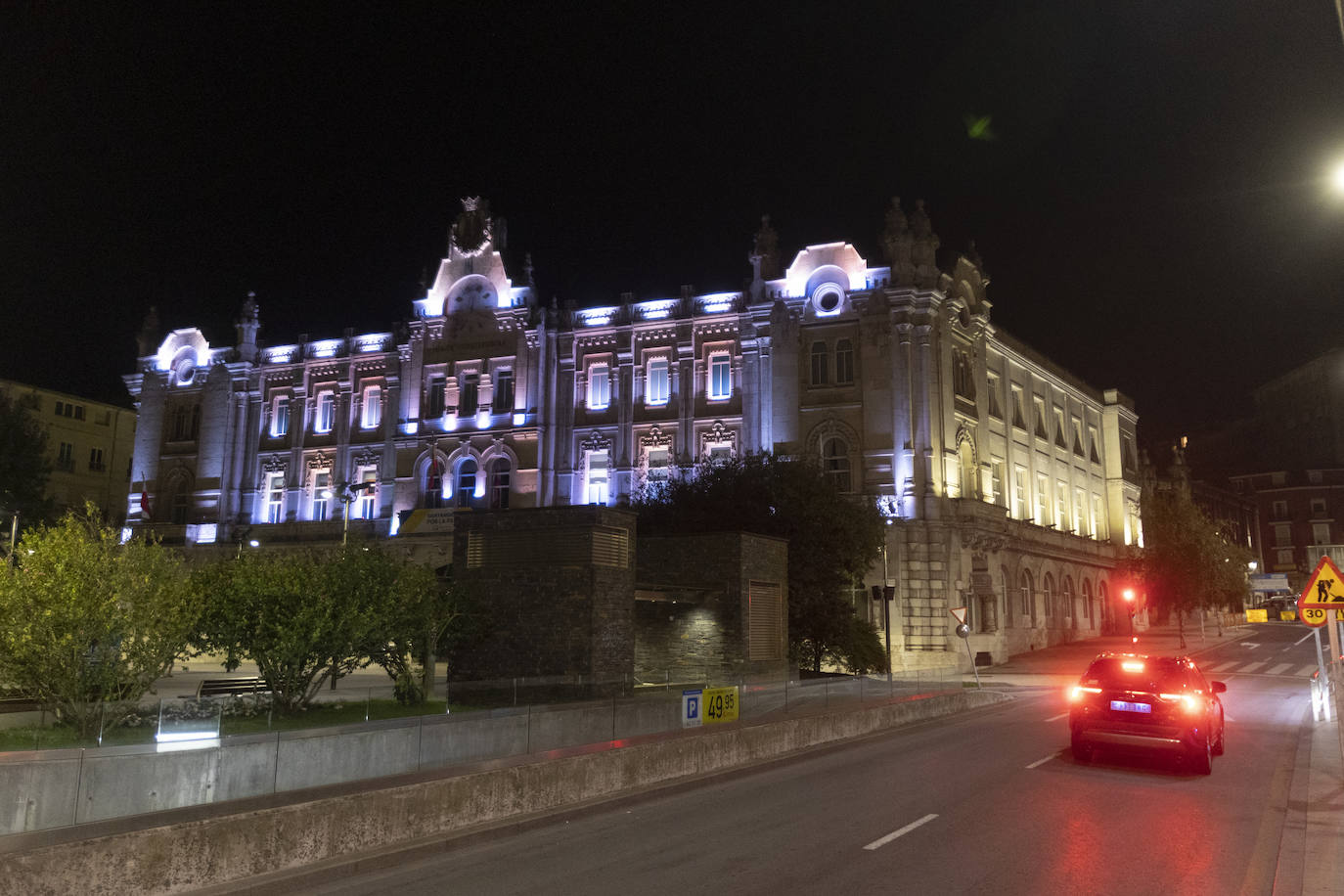 Fotos: Edificios emblemáticos de Santander, tras la entrada en vigor del Plan de Ahorro Energético