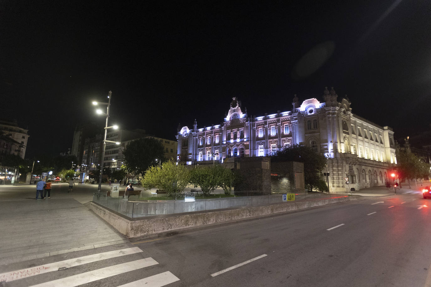 Fotos: Edificios emblemáticos de Santander, tras la entrada en vigor del Plan de Ahorro Energético