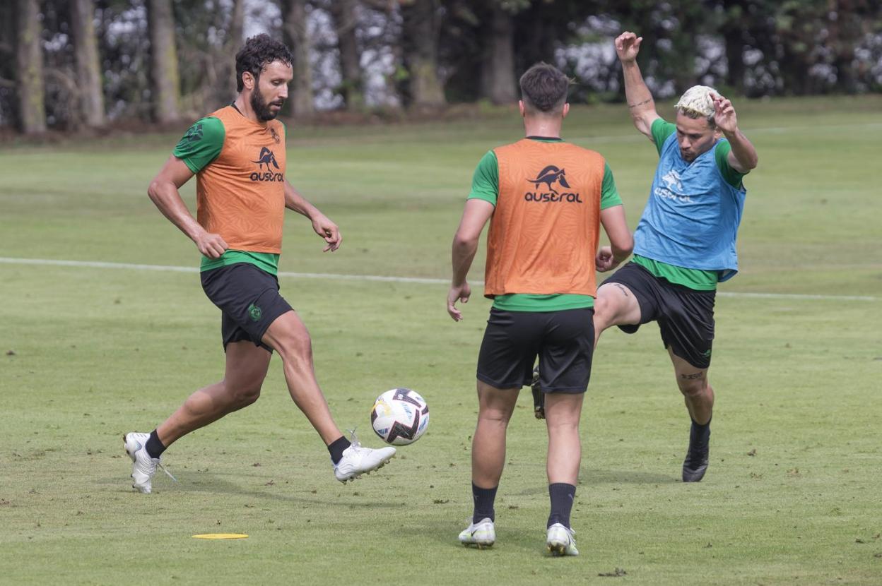 Germán, ante Dani González y Matheus Aiás durante la sesión matinal de ayer. 