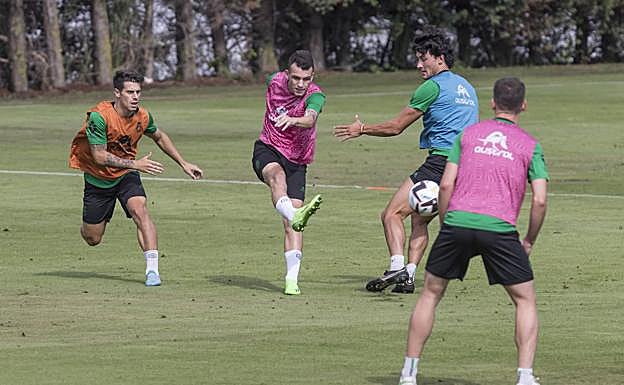 Iñigo Vicente, en el centro de la imagen chuata el balón en el entrenamiento del miércoles