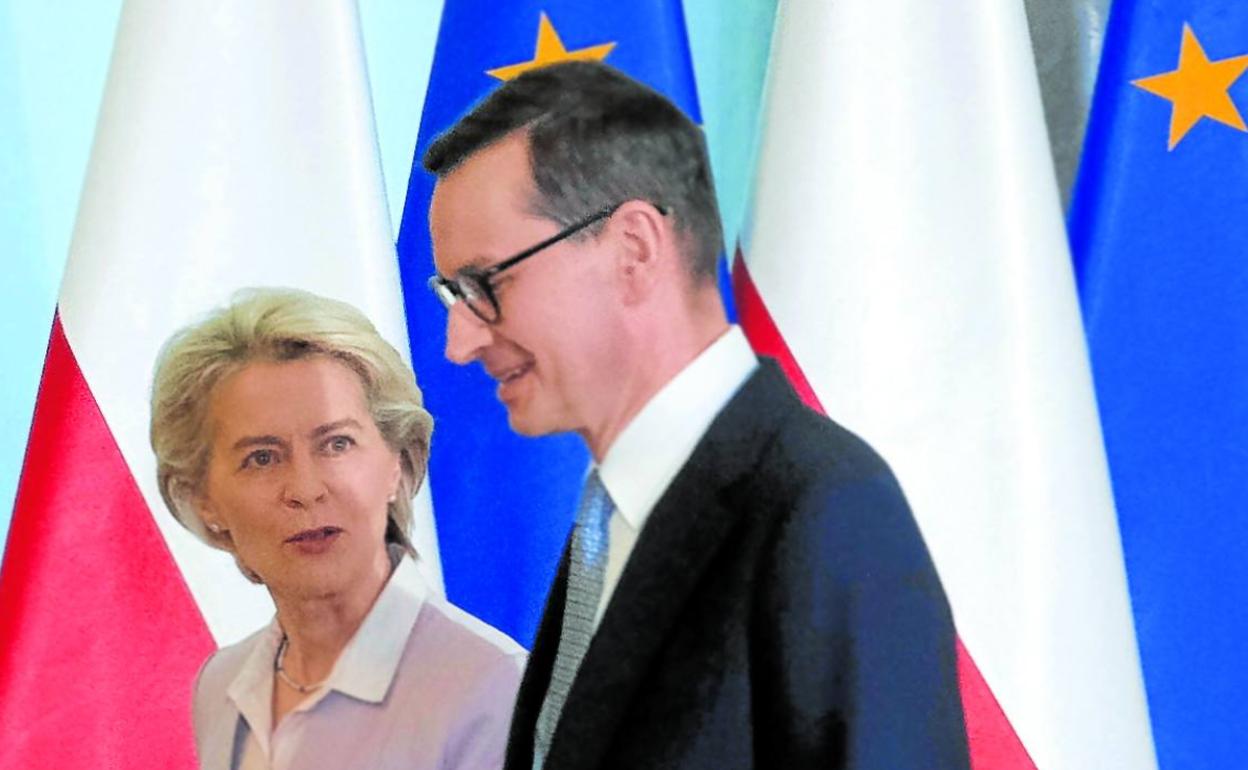 El primer ministro polaco, Mateusz Morawiecki, junto a la presidenta de la Comisión Europea, Ursula von der Leyen. 