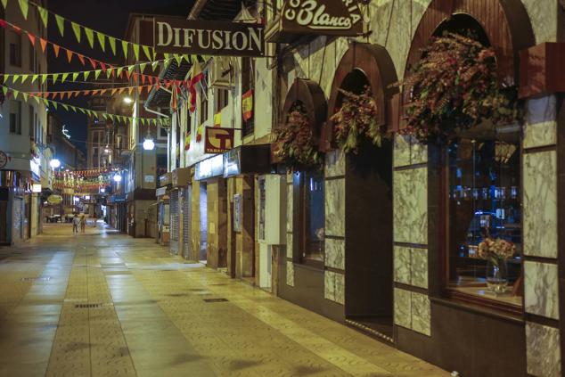 Calle Consolación de Torrelavega, una de las más céntricas y comerciales de la ciudad, este miércoles noche