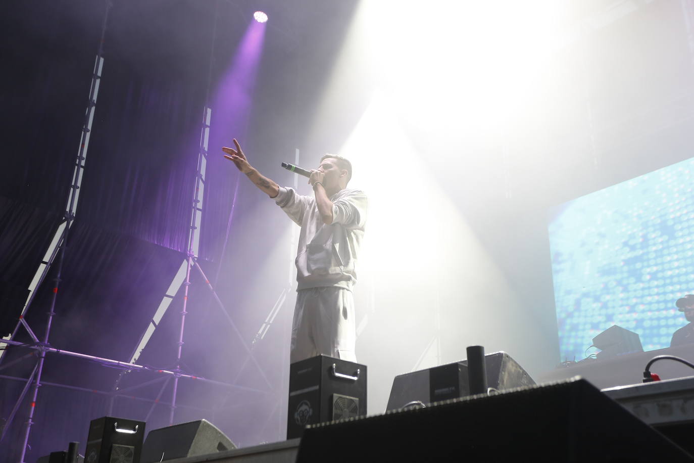 Las mejores imágenes de los artistas que este jueves protagonizaron la primera jornada del festival Vive la Feria de Torrelavega. Omar Montes puso el broche de oro a una noche en la que también pisaron el escenario Robledo, Danny Romero y el grupo Lérica.