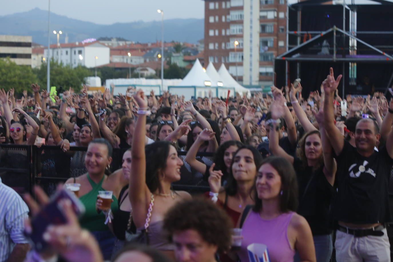 Las mejores imágenes de los artistas que este jueves protagonizaron la primera jornada del festival Vive la Feria de Torrelavega. Omar Montes puso el broche de oro a una noche en la que también pisaron el escenario Robledo, Danny Romero y el grupo Lérica.