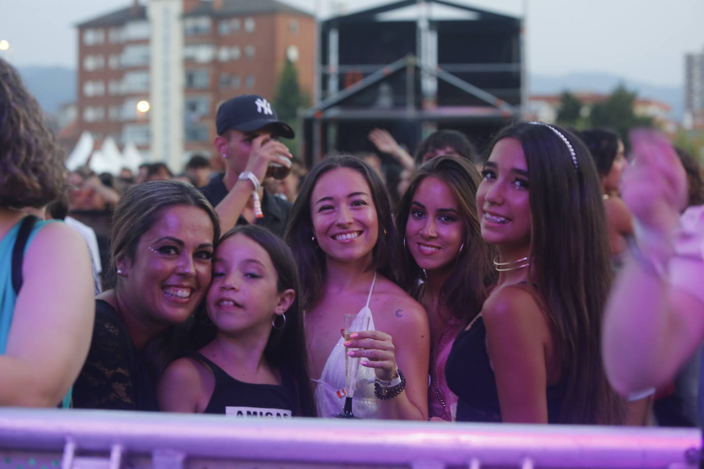 Las mejores imágenes de los artistas que este jueves protagonizaron la primera jornada del festival Vive la Feria de Torrelavega. Omar Montes puso el broche de oro a una noche en la que también pisaron el escenario Robledo, Danny Romero y el grupo Lérica.