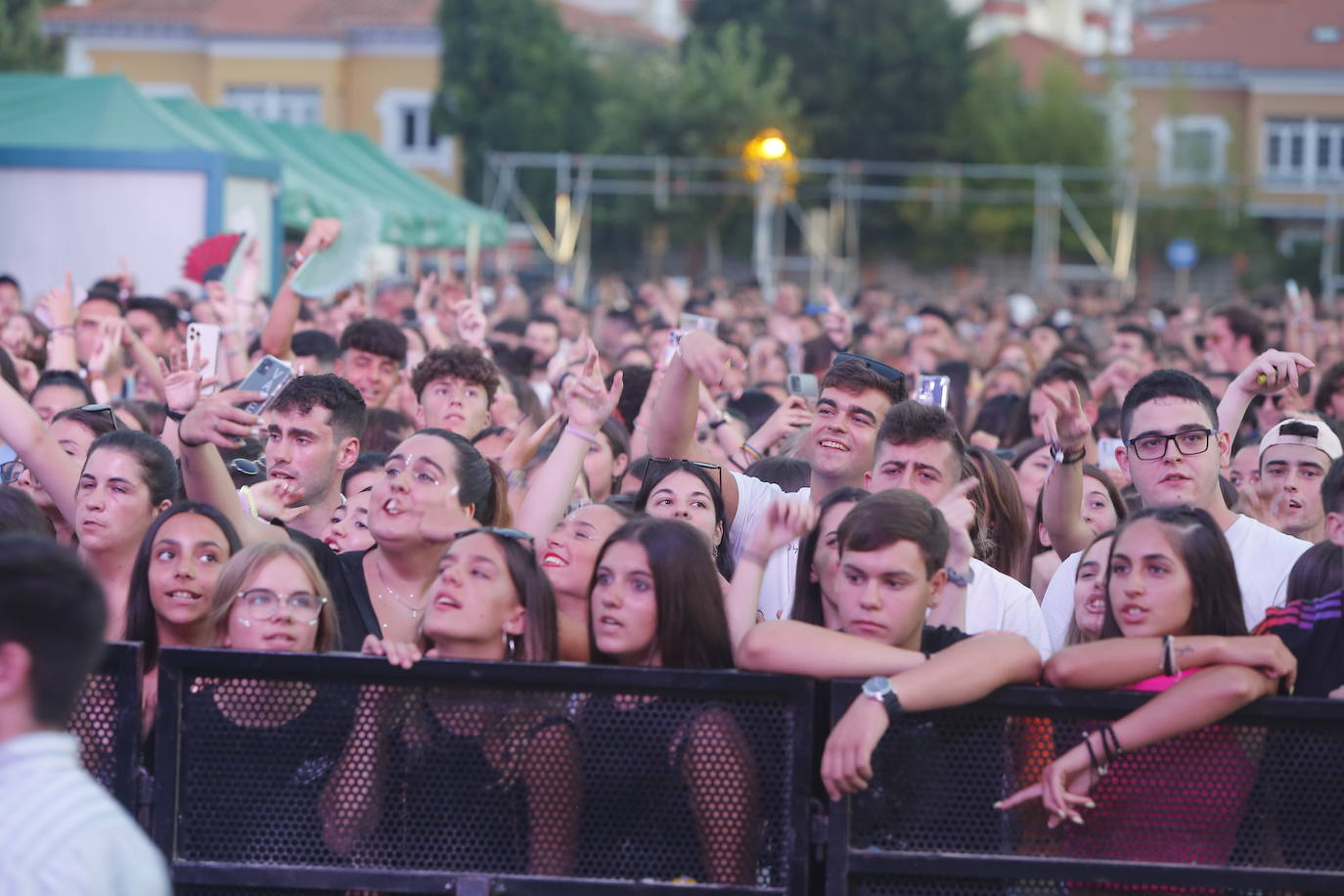 Las mejores imágenes de los artistas que este jueves protagonizaron la primera jornada del festival Vive la Feria de Torrelavega. Omar Montes puso el broche de oro a una noche en la que también pisaron el escenario Robledo, Danny Romero y el grupo Lérica.