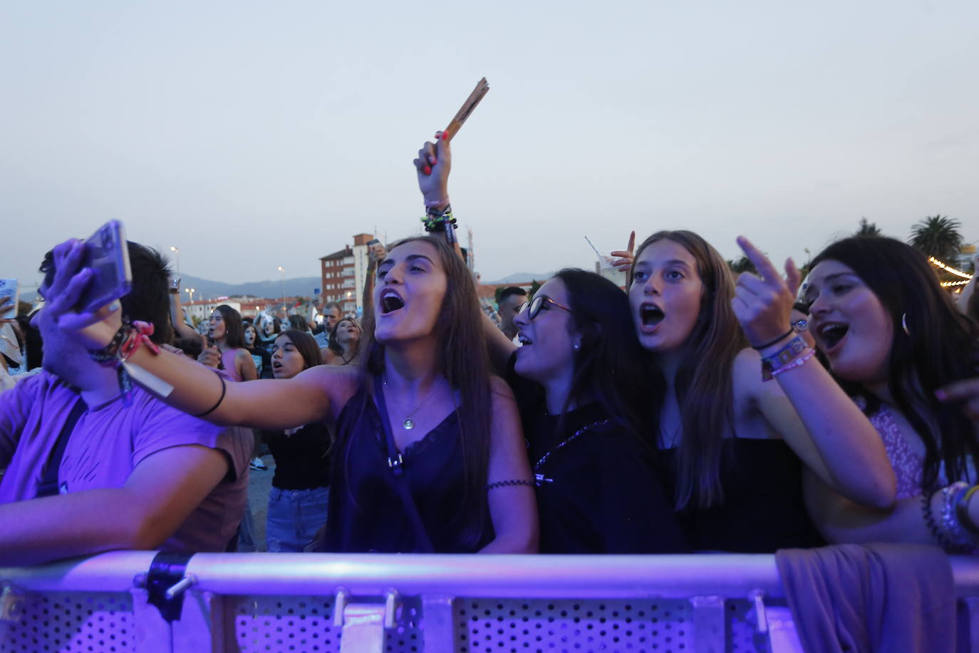 Las mejores imágenes de los artistas que este jueves protagonizaron la primera jornada del festival Vive la Feria de Torrelavega. Omar Montes puso el broche de oro a una noche en la que también pisaron el escenario Robledo, Danny Romero y el grupo Lérica.