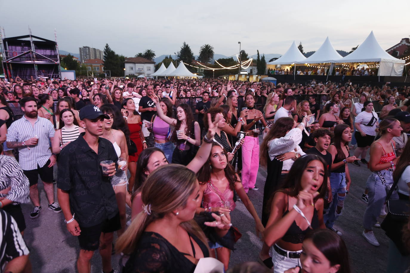 Las mejores imágenes de los artistas que este jueves protagonizaron la primera jornada del festival Vive la Feria de Torrelavega. Omar Montes puso el broche de oro a una noche en la que también pisaron el escenario Robledo, Danny Romero y el grupo Lérica.