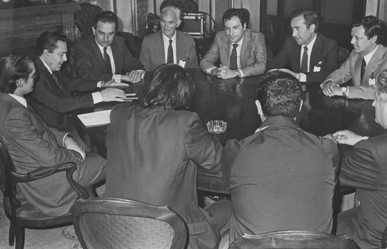 Parlamentarios de la Asamblea Mixta, durante la entrega del Proyecto de Autonomía para Cantabria al presidente del Congreso de los Diputados, Landelino Lavilla, en Madrid. 