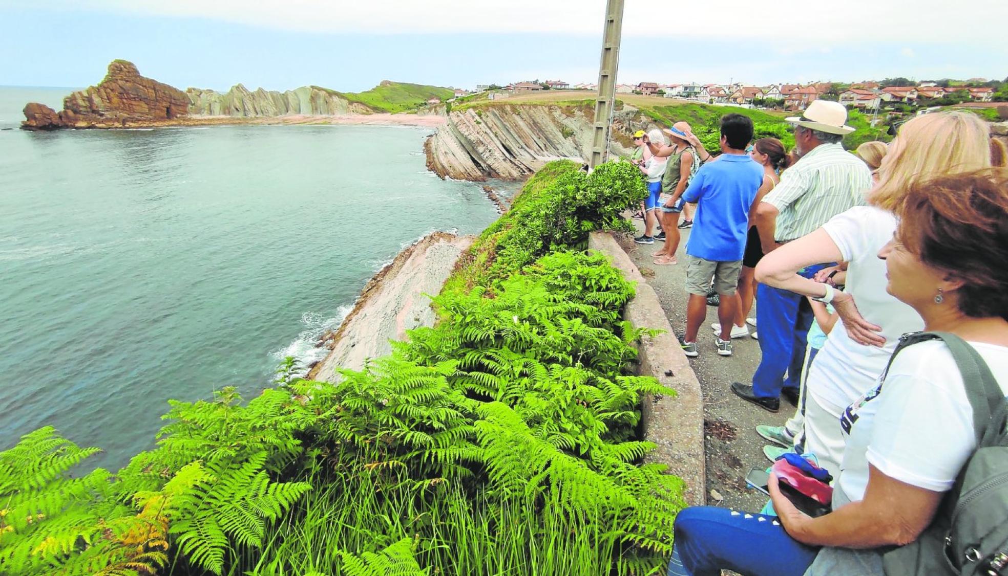 La ruta guiada por Costa Quebrada se repite cada miércoles en Liencres y completa prácticamente su aforo en cada sesión. 