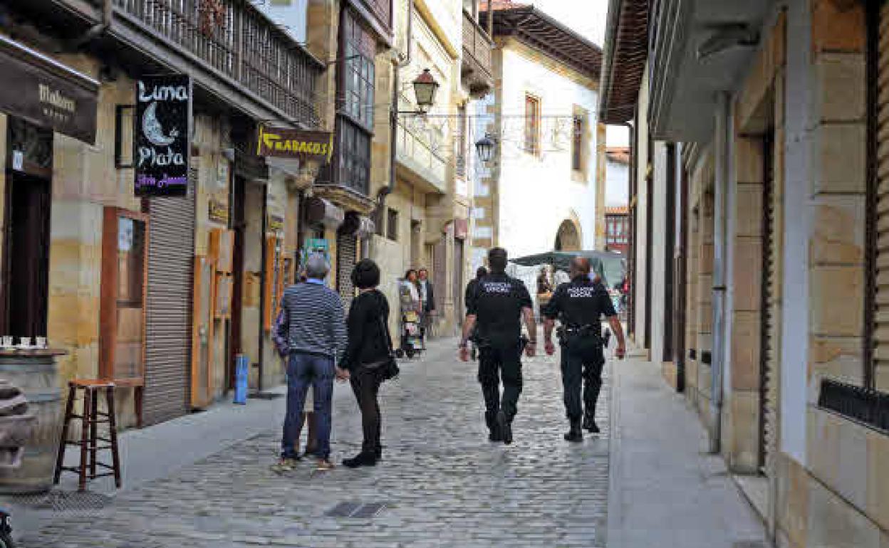 Imagen de archivo de dos policías locales en Comillas.