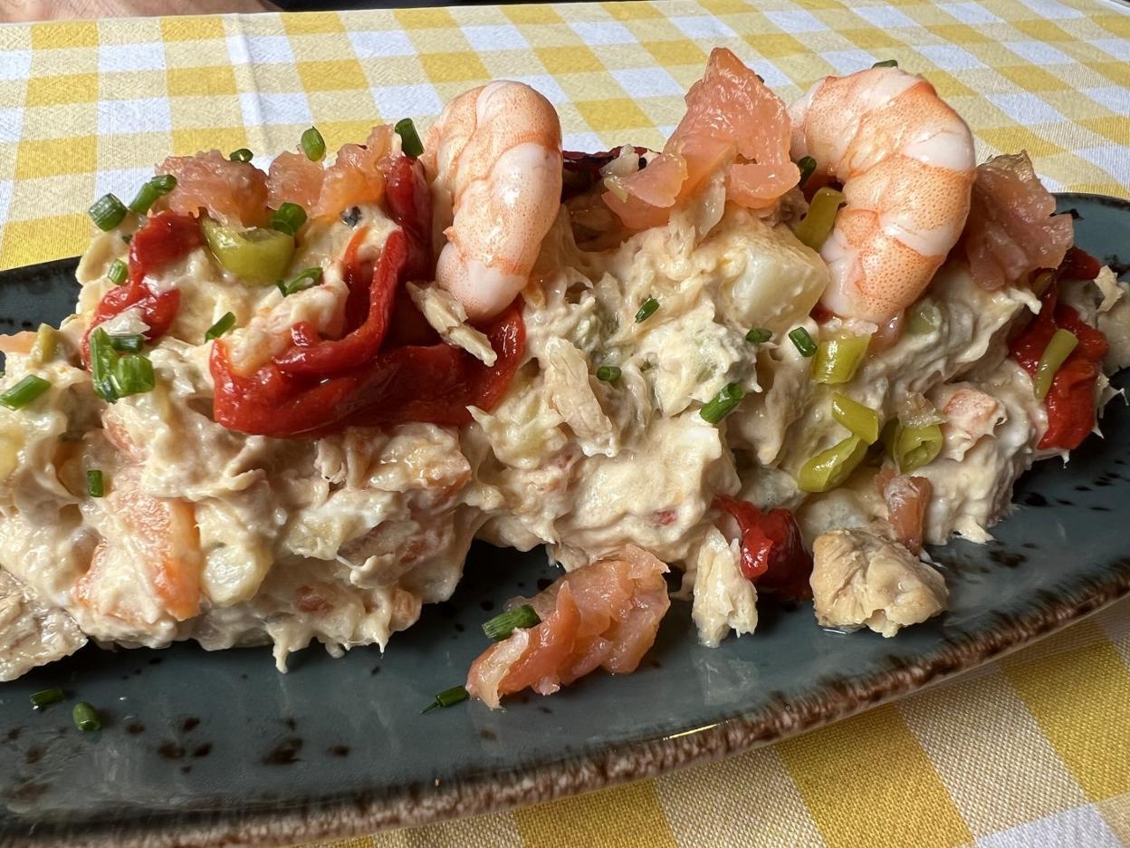 Ensaladilla rusa de la casa con ventresca, salmón ahumada y piparras. 