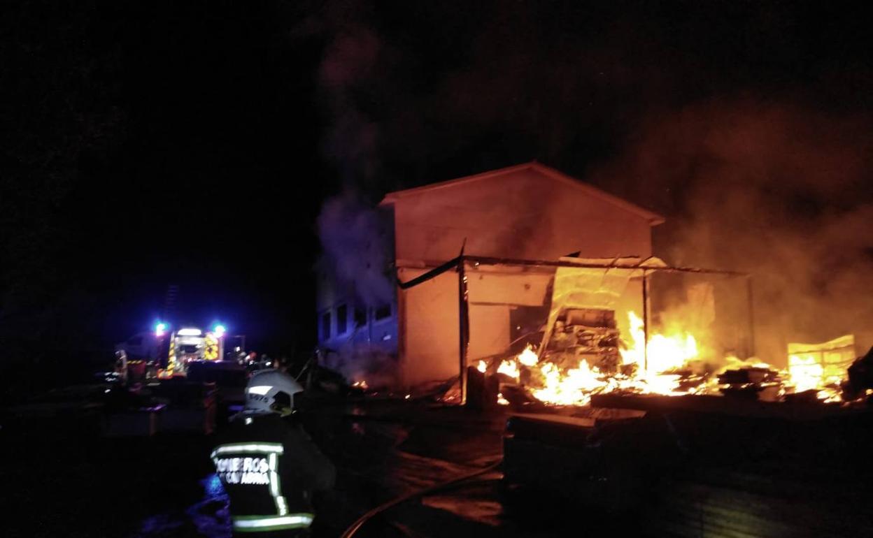 Fotografía de los bomberos sofocando el fuego, que se origino sobre las cinco de la madrugada 