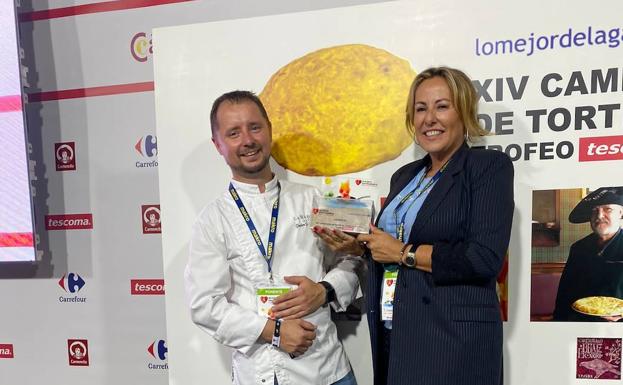 Pedro y Teresa, con el trofeo del Campeonato de España