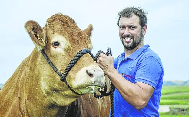 Ángel Cuesta sostiene una de sus limusinas. 