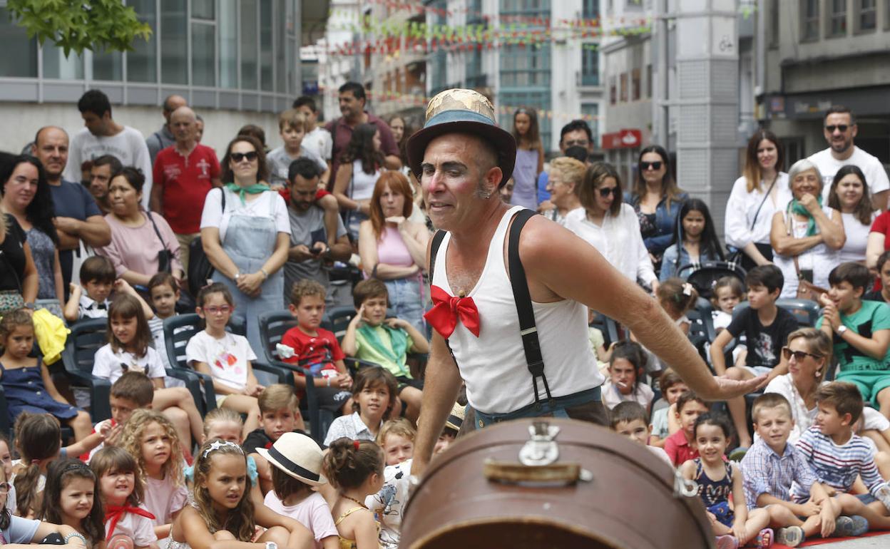 Actuación de la compañía Kicirke en la Plaza Mayor. 