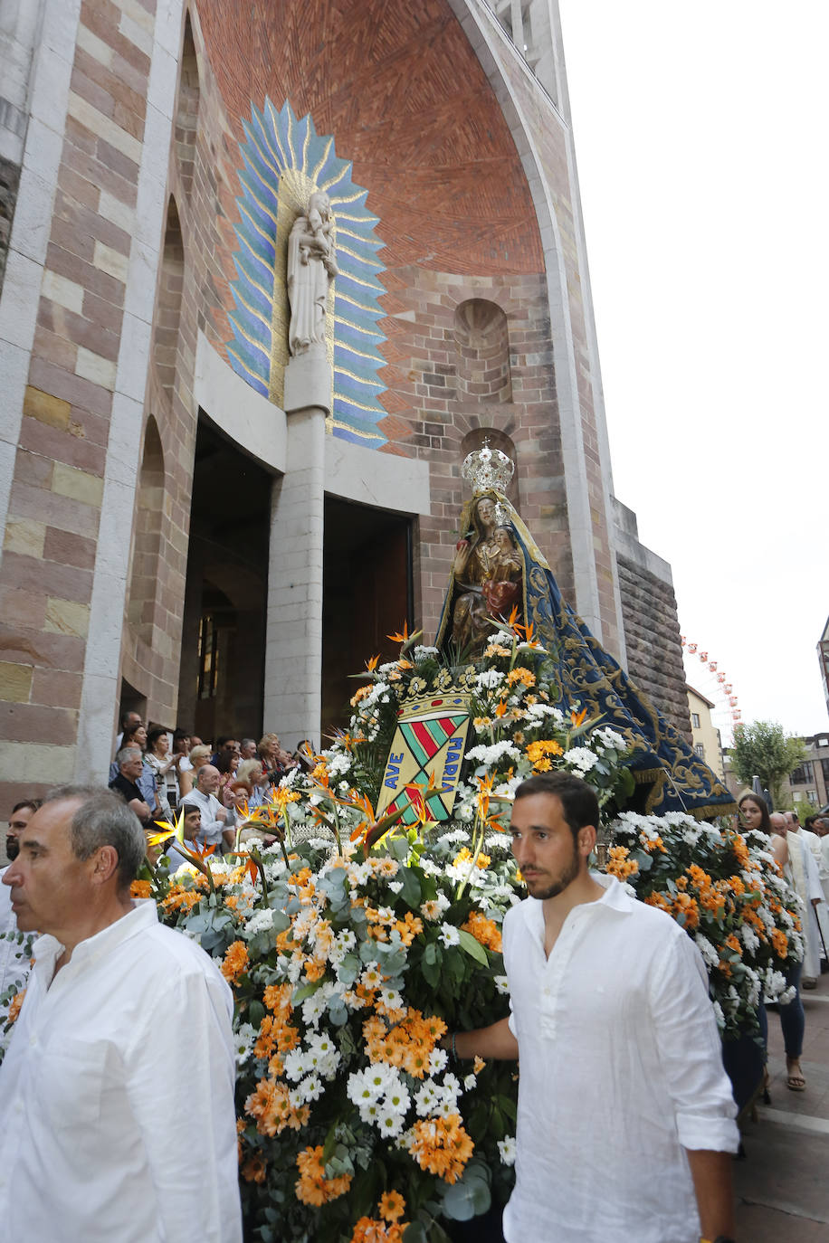 Fotos: Miles de personas siguieron la procesión de la Virgen Grande