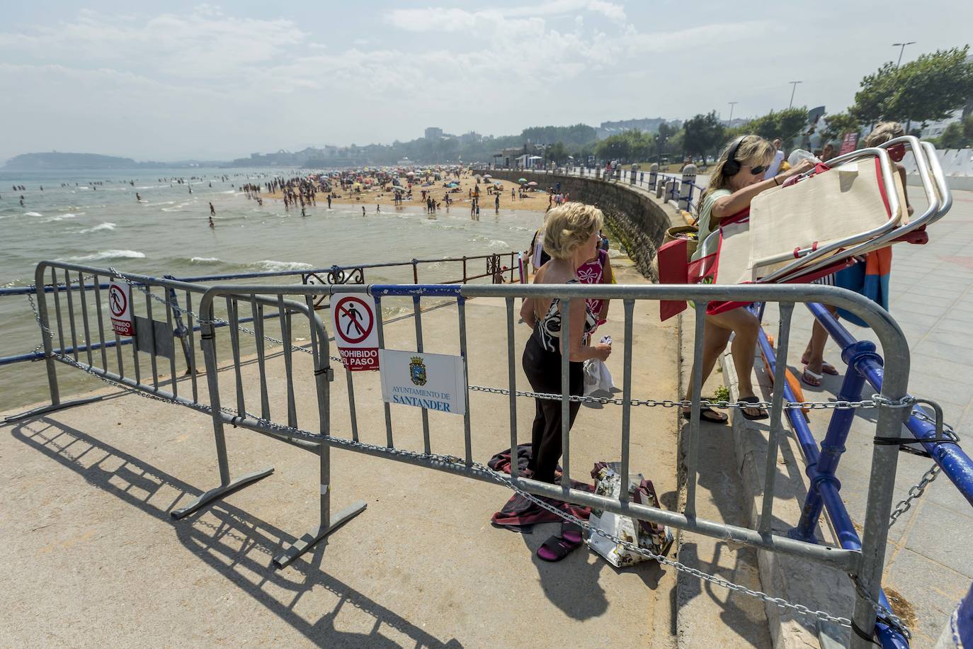 Segunda. Rampa de acceso cerrada y vista de la entrada del mar al subir la marea.