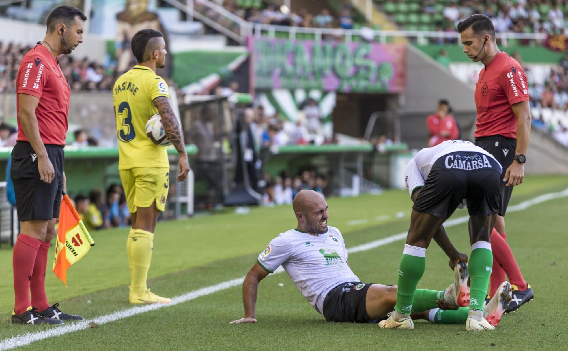 Unai Medina, tendido en el suelo mientras Cedric le ayuda a estirar sus gemelos durante el tramo final del partido de ayer en los Campos de Sport ante el Villarreal B. 