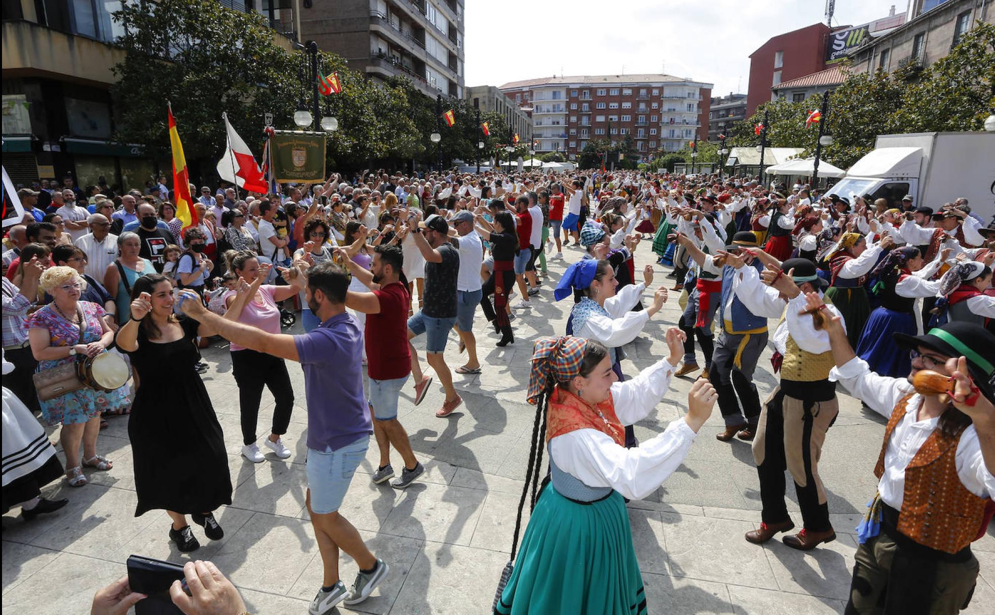 Más de 100 parejas se dieron cita en el Bulevar Demetrio Herrero para bailar la jota al mediodía. 