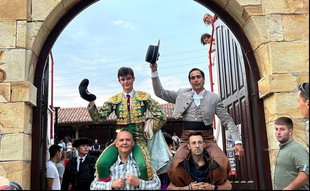 Medina y Borjas salen a hombros de la plaza de Los Mártires. 