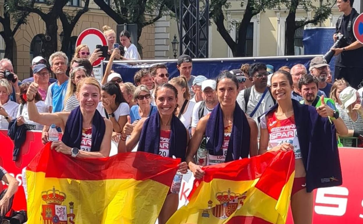 Irene Pelayo, a la izquierda, junto a Laura Méndez, Elena Loyo y Marta Galimany.