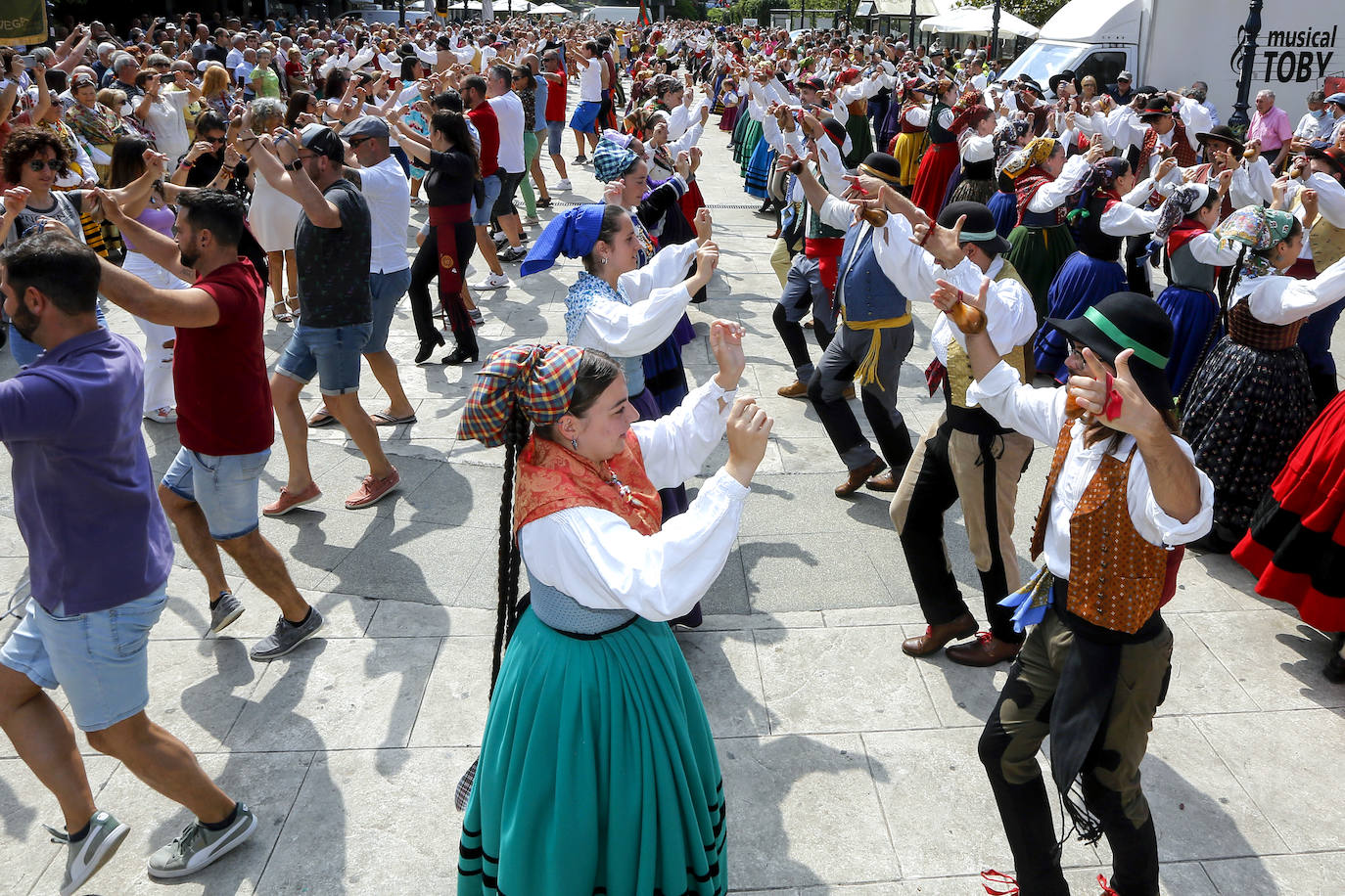 Fotos: El folclore reina en el día grande de las fiestas