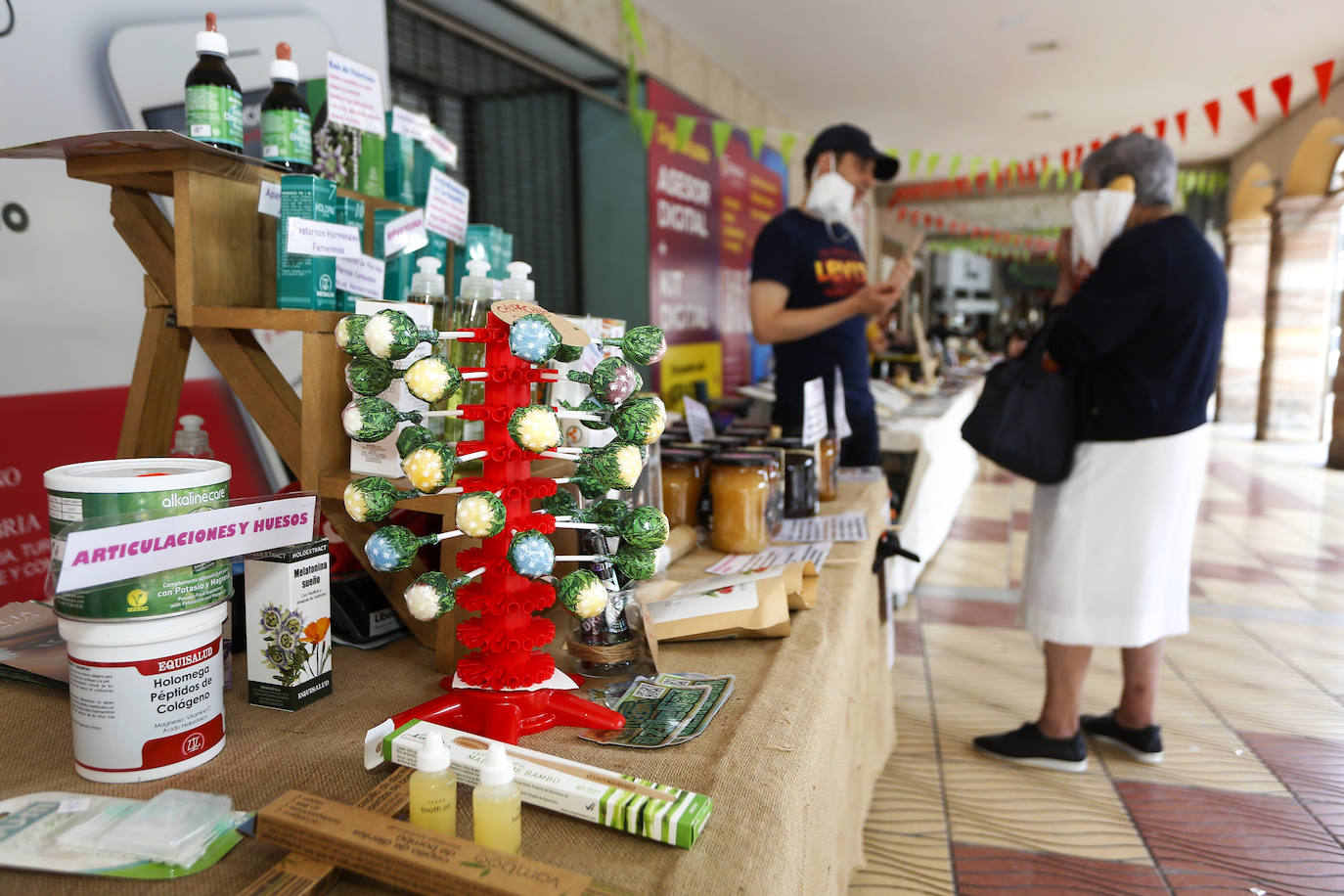 Fotos: La Feria de Artesanos conquista la Plaza Mayor