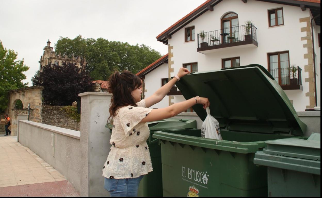 Una vecina de Ribamontán al Monte tira la basura en los contenedores de Villaverde de Pontones. 