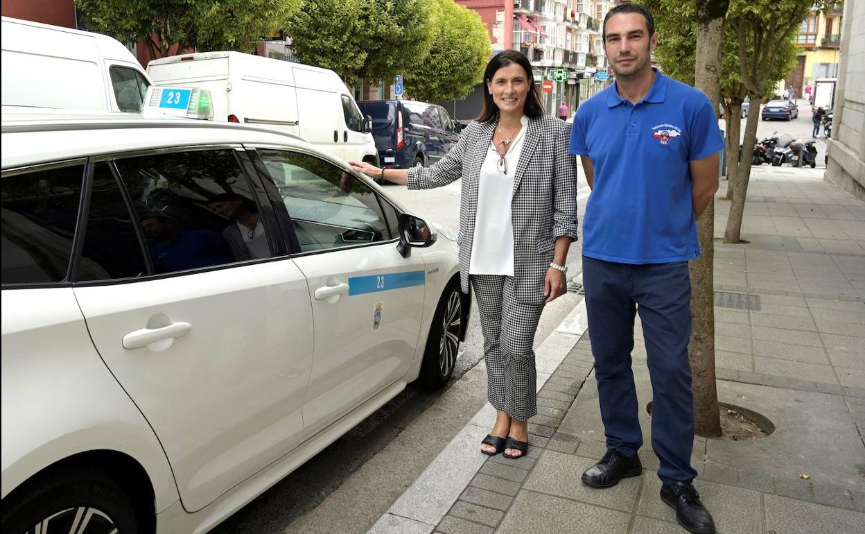 La alcaldesa Gema Igual y el presidente de la Federación Cántabra del Taxi, Man Andoni.