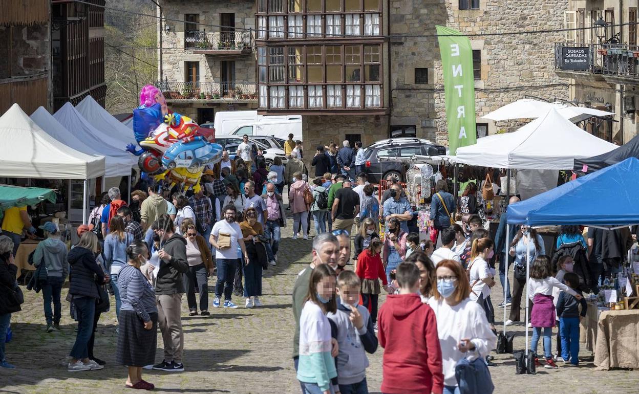 Cantabria vuelve a salir beneficiada por el sistema de financiación autonómica. En la imagen, asistentes a la Feria del Sobao en Vega de Pas. 