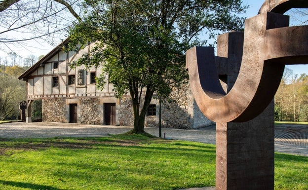 El caserío de Zabalaga en en Chillida Leku. Sucesión Eduardo Chillida y Hauser & Wirth. 