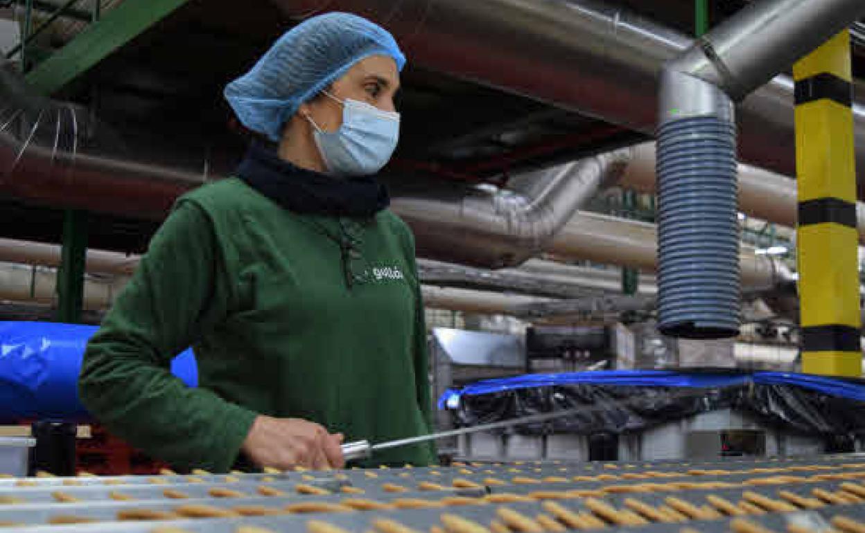 Imagen de archivo de una trabajadora en la empresa de Galletas Gullón.