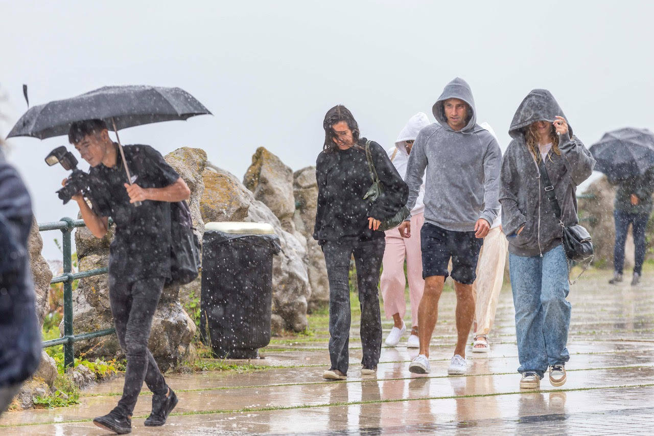 Fotos: Viandante bajo la lluvia en Santander, este miércoles