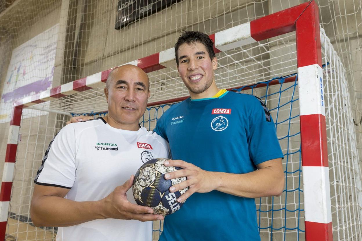 KOCAELI, TURQUIA - 11 DE FEVEREIRO DE 2017: Jogadores Na Ação Durante A  Harmonia Do Handball Da Liga Dos Campeões De VELUX EHF Entre O GH De  Besiktas MOGAZ E Dinamo Bucuresti.