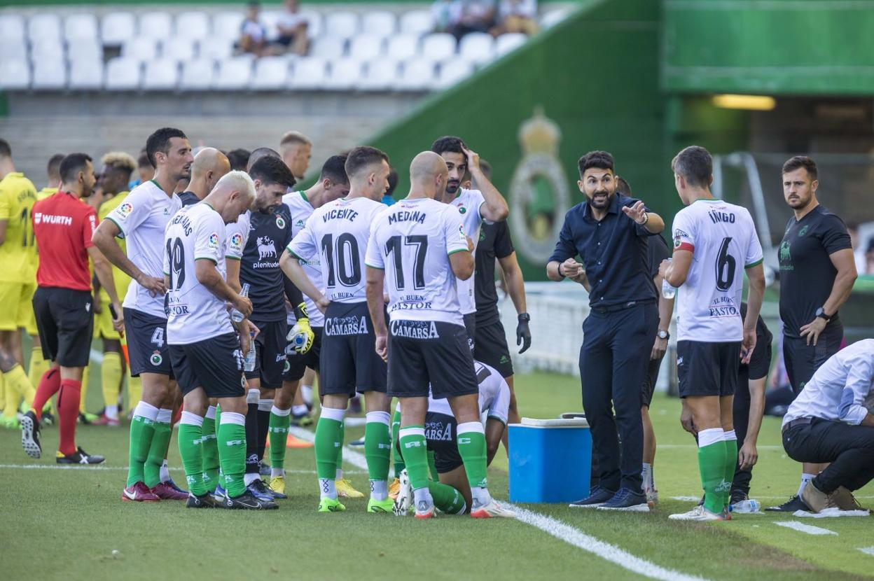 Guillermo Fernández Romo da instrucciones a sus futbolistas durante el parón para beber agua de la primera parte del partido frente al Villarreal B. 