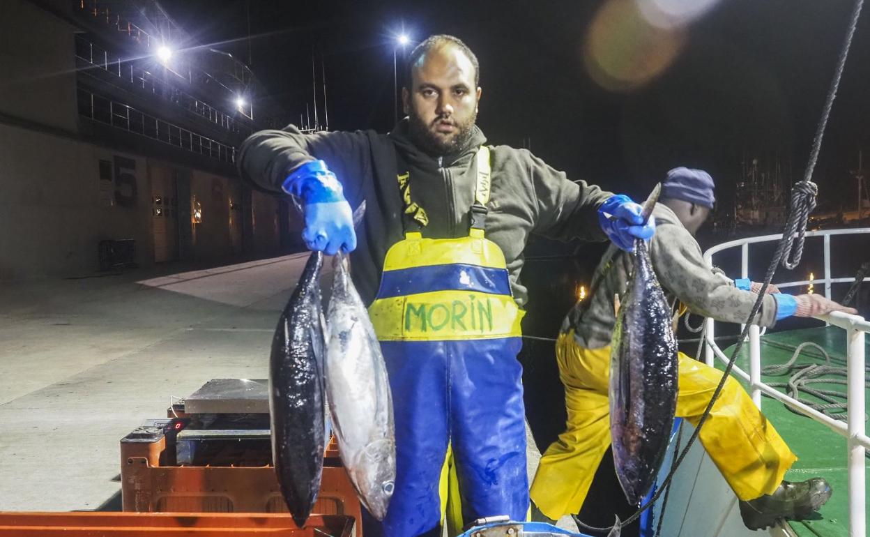 Un marinero muestra los primeros bonitos de la temporada en una imagen del pasado mes de junio. 