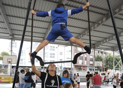 Imagen secundaria 1 - El circo conquista a los más pequeños en la Plaza de la Llama