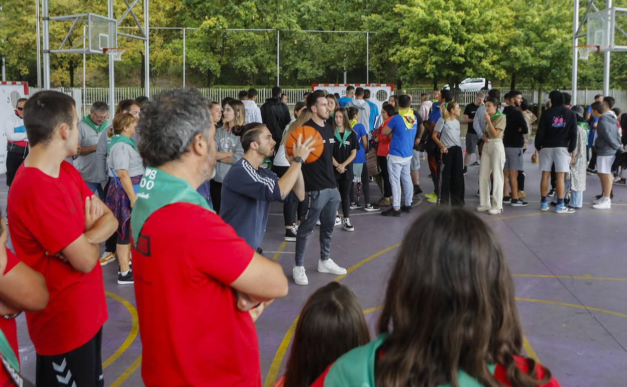 Uno de los participantes de la competición de baloncesto se dispone a lanzar un triple. 